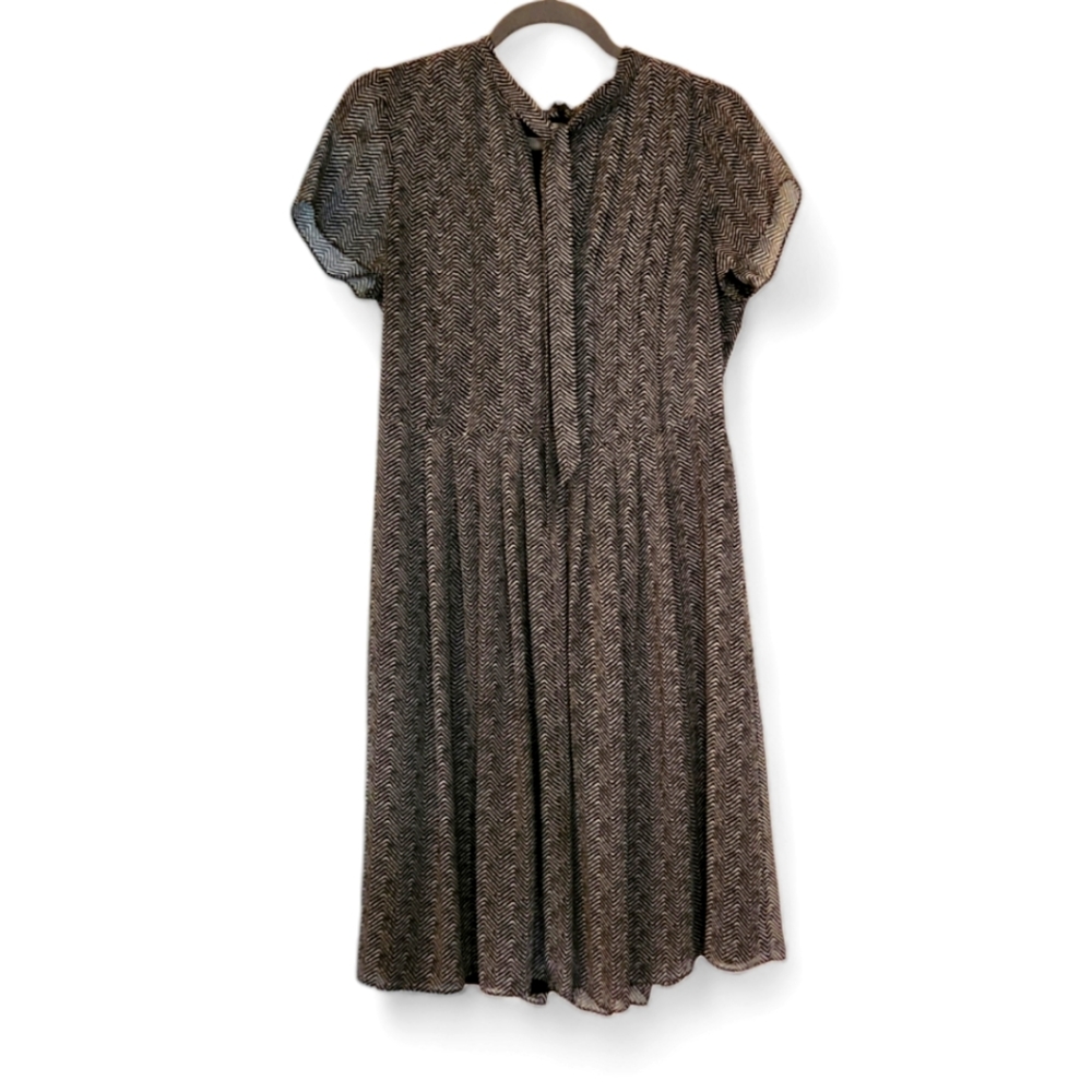"🍂 Fall Sale 3/$15 🍁 Ann Taylor Chevron Print Dress with Neck Tie